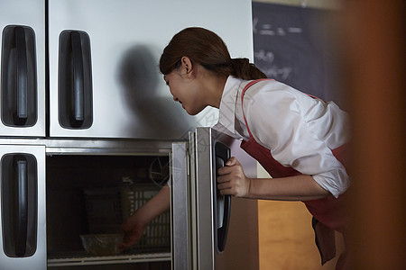 烹饪课老师在示范做饭图片