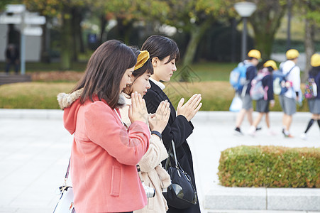 在广岛和平纪念公园祈祷的女人图片