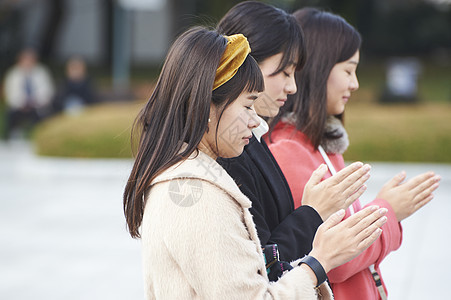 在广岛和平纪念公园祈祷的女人图片