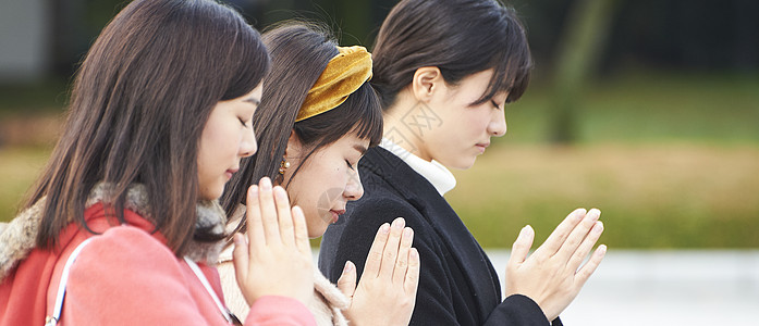 在广岛和平纪念公园祈祷的女人图片