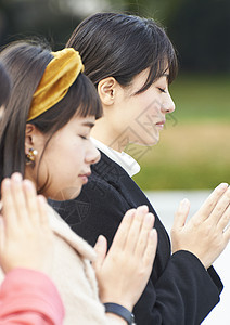 在广岛和平纪念公园祈祷的女人图片