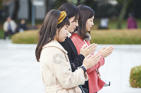 在广岛和平纪念公园祈祷的女人图片