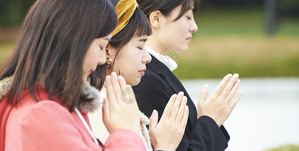 在广岛和平纪念公园祈祷的女人图片