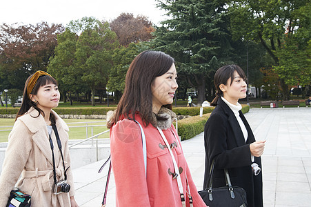 带着相机来采风的女游客广岛和平纪念公园图片