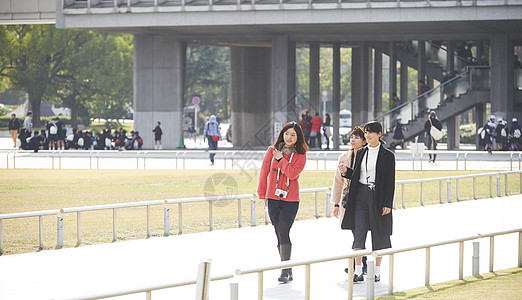 带着相机来采风的女游客广岛和平纪念公园图片