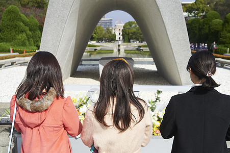 旅途女重建广岛和平纪念公园一位致力于祈祷的女人背景图片