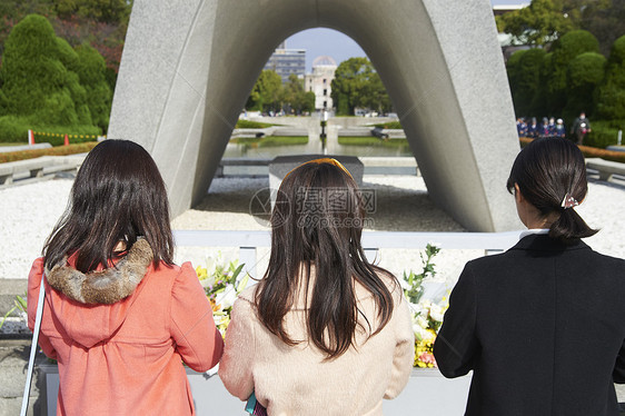 旅途女重建广岛和平纪念公园一位致力于祈祷的女人图片