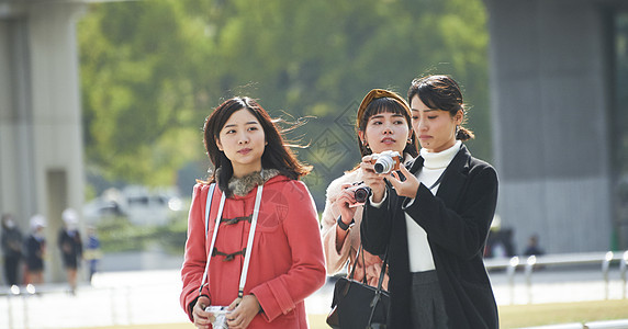 朋友大学生姐妹出游旅游女摄影广岛和平纪念公园图片