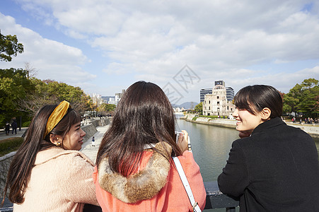 桥背影三位好姐妹一起出来逛广岛纪念和平公园背景