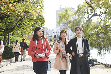 三位好姐妹一起出来逛广岛纪念和平公园图片