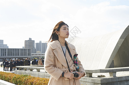 带着相机来采风的女游客广岛和平纪念公园背景图片