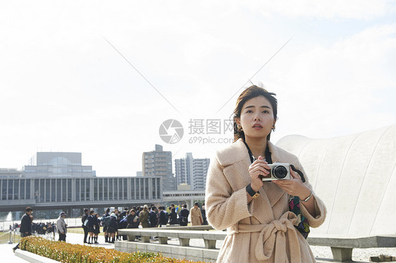 带着相机来采风的女游客广岛和平纪念公园图片