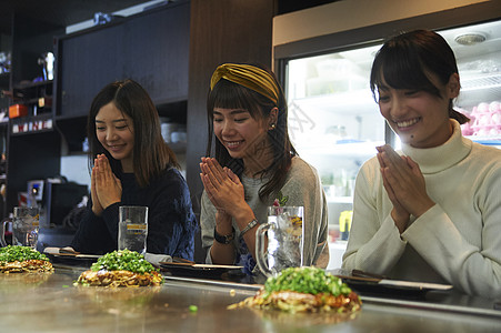 三个女生在做饭前的祈祷图片