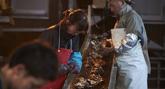 牡蛎养殖加工厂工作的工人图片