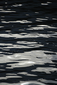 波光粼粼的水面图片
