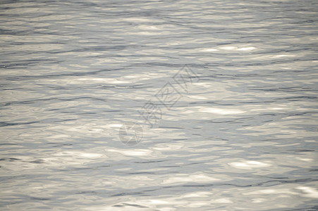 波光粼粼的水面图片