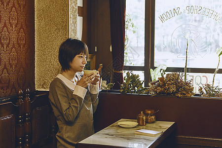 在咖啡店看书喝咖啡的美女图片