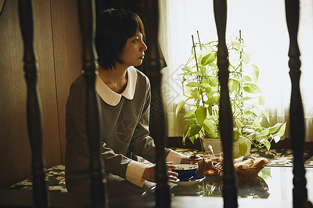 在咖啡店放松休息的妇女图片