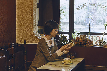 在咖啡店放松休息的妇女图片