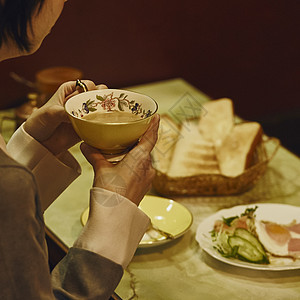 坐在桌旁准备进食的女生图片