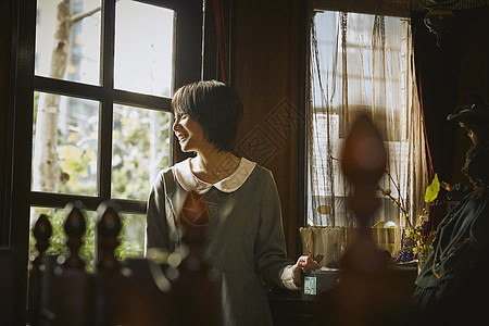 在咖啡馆放松休息的女顾客图片