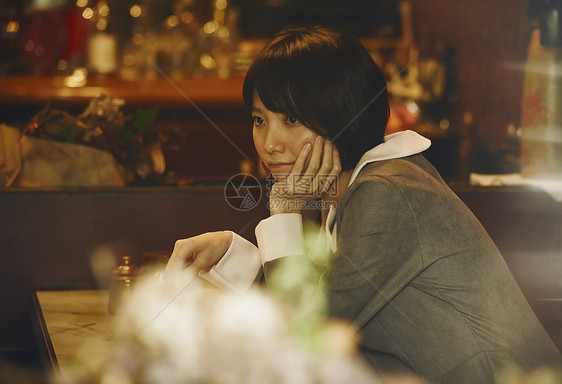 在咖啡馆放松休息的女顾客图片