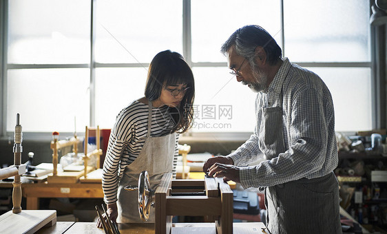 手工艺人在指导学生图片