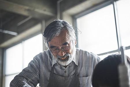 正在装订书本的师傅图片