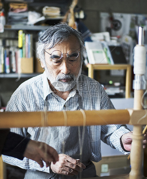 正在装订书本的师傅图片