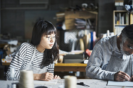  认真学习的女性工人图片