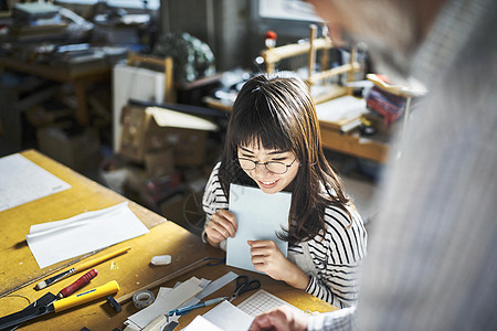 装订书本的年轻女孩图片