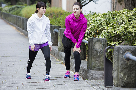在跑步之前热身的两个女人图片