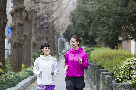  户外跑步的女孩图片