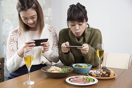  拍美食的女性图片