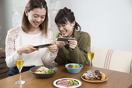   拍美食的女性图片