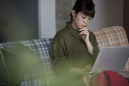 屋子里看电脑的女人图片