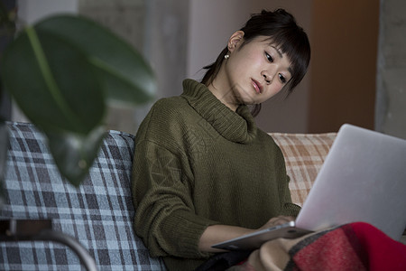 屋子里看电脑的女人图片