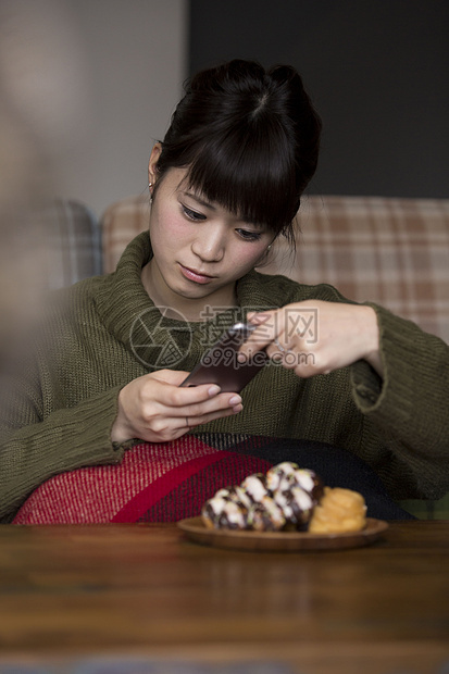 看拍摄照片的女孩图片