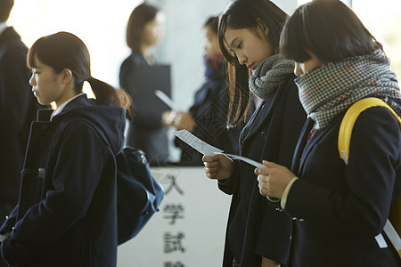 坐在大厅备考的学生走进考场图片