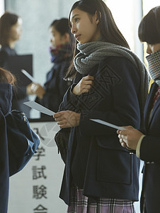 参加考试的学生在场外等待图片