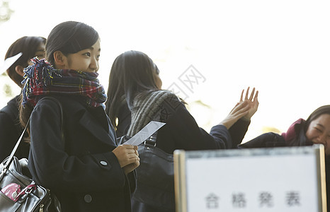 手拿准考证等待的学生图片