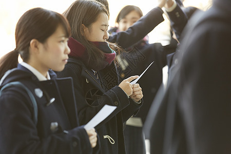 学生查看考试成绩发表图片