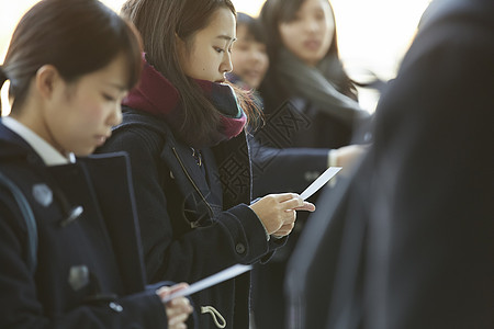 学生考试成绩发表现场图片