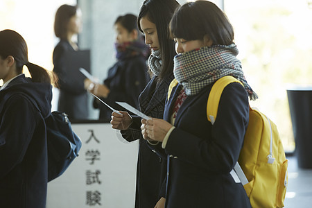 女学生在入学考试现场表情紧张图片