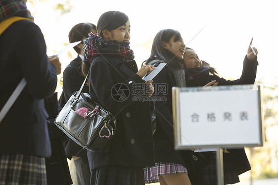 学生成绩合格开心表情图片