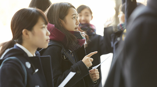 学生手拿信息表查看成绩图片