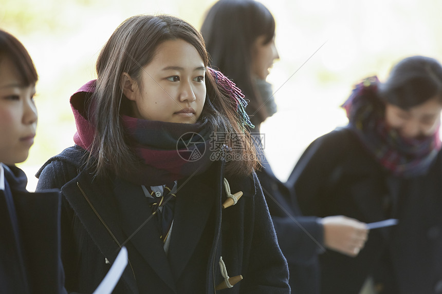 考场的女性形象图片