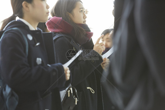 成绩发表现场紧张的学生图片