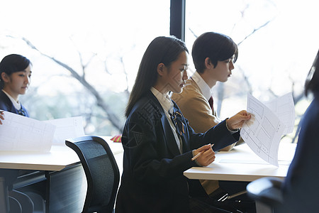 参加考试的学生图片