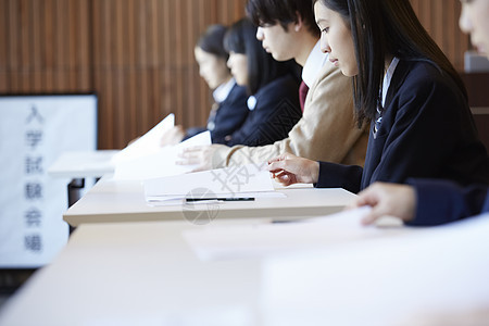 参加考试的学生图片